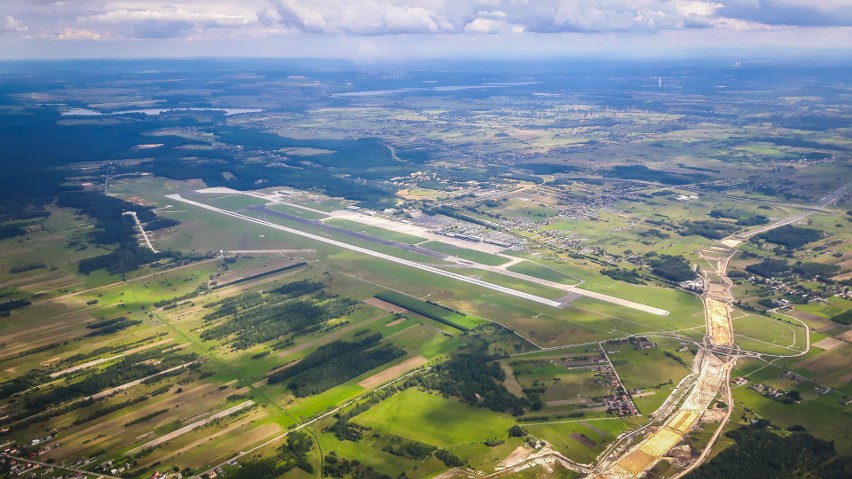 Droga startowa na lotnisku Pyrzowice ma właśnie 3 lata. Otwarto ją 28 maja 2015. Oto zdjęcia Katowice Airport z góry
