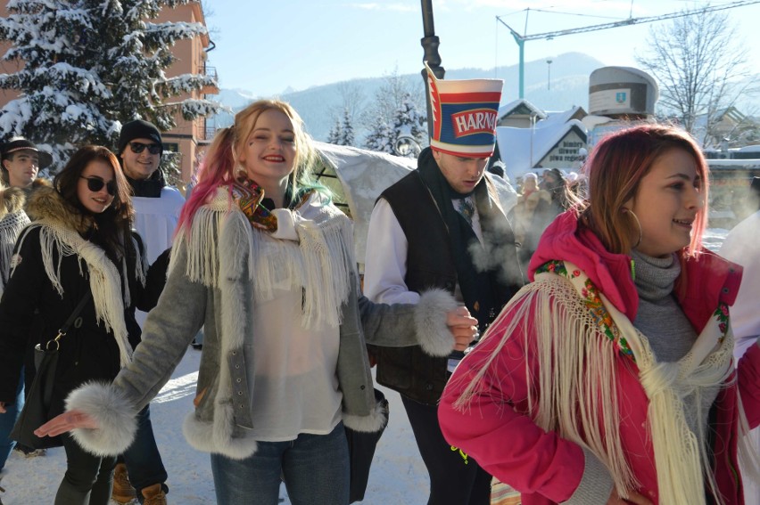 Zakopane. Kilkuset maturzystów zatańczyło poloneza na Krupówkach [ZDJĘCIA]