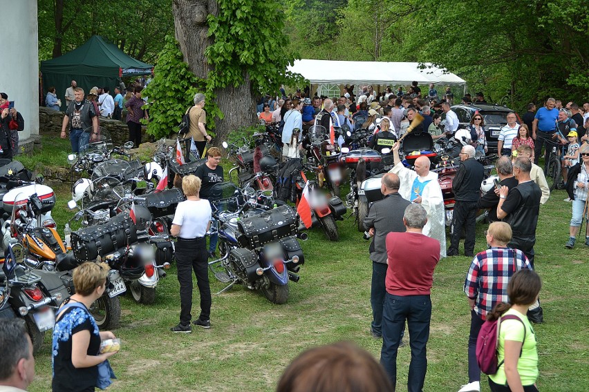 Wielkie rozpoczęcie sezonu turystycznego w Beskidzie Niskim z motocyklami w roli głównej. Wokół cerkwi w Bielicznej setki maszyn