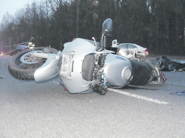 W tym wypadku, do którego doszło w ostatnią sobotę, zginął młody motocyklista. Na naszym internetowym forum rozgorzała dyskusja.