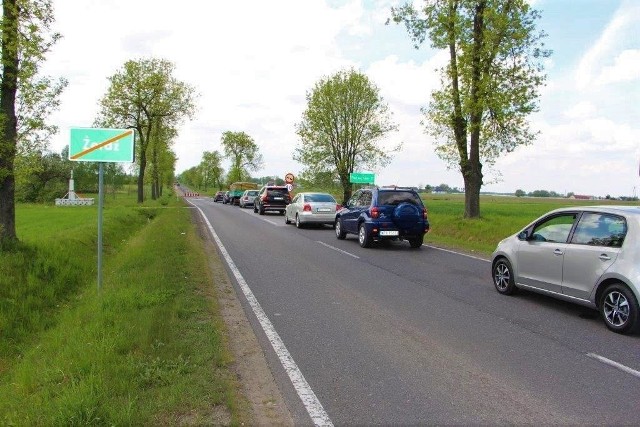 Na przebudowywanym odcinku drogi krajowej numer 740 w okolicach wsi Zerdź, ruch samochodów odbywa się wahadłowo.