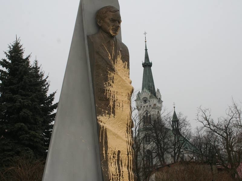 Po raz pierwszy pomnik oblano żółtą farbą blisko trzy...