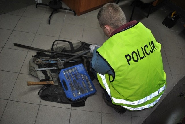 Policjanci z Przysuchy przy złodziejach złomu znaleźli też narzędzia służące do przestępstw.