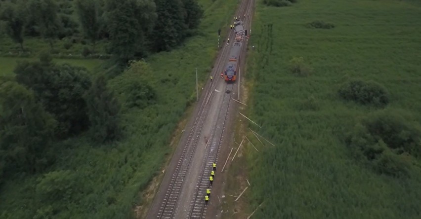 Daleszewo: Ciężarówka wjechała pod pociąg. Nie żyje jedna osoba, 27 rannych [WIDEO Z DRONA]