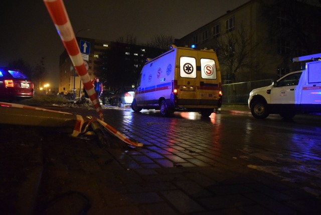 Samochodem podróżowało prawdopodobnie trzech młodych mężczyzn.  Pojazd uderzył w słup na ulicy Stalowej tuż przy budynku ZS Gastronomicznych w Białymstoku. Jedna osoba trafiła do szpitala.