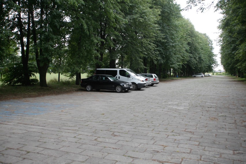 Parkingi przy Zalewie Zemborzyckim w Lublinie. Niepełnosprawny raz płaci, innym razem nie musi