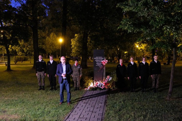 W środę 25 maja o godzinie 21.30, dokładnie 74 lata po śmierci Witolda Pileckiego, w Katowicach odbyła się patriotyczna uroczystość ku pamięci Rotmistrza.Zobacz kolejne zdjęcia. Przesuwaj zdjęcia w prawo - naciśnij strzałkę lub przycisk NASTĘPNE