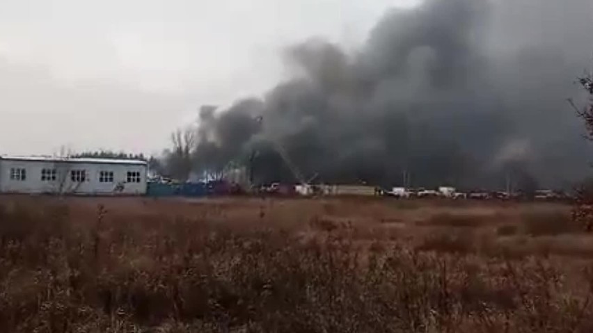 Pożar składowiska opon w Żorach. Kłęby dymu nad miastem. Na miejscu 30 zastępów straży pożarnej WIDEO + ZDJĘCIA