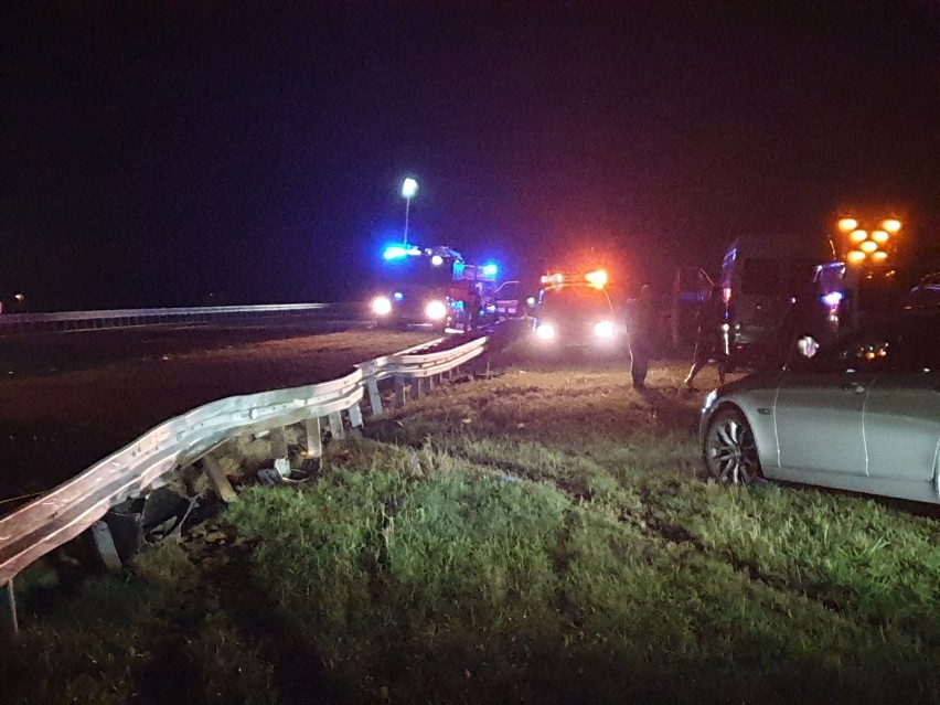 Śmiertelny wypadek na autostradzie A4. Samochód uderzył w barierki 