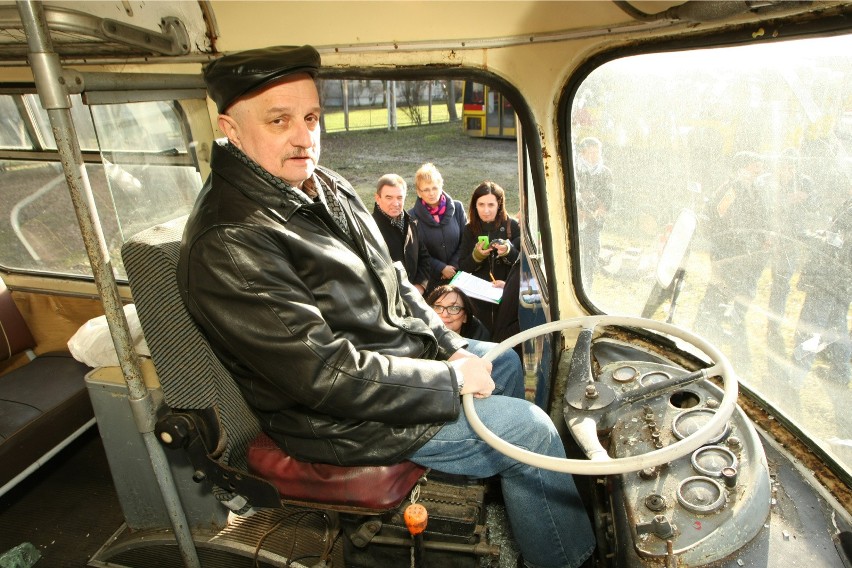 Rok 2014. Tomasz Surowiec w zabytkowym już autobusie Jelcz,...