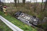 Wypadek w Kosienicach koło Przemyśla. Bus dachował w głębokim rowie z wodą [ZDJĘCIA, WIDEO]