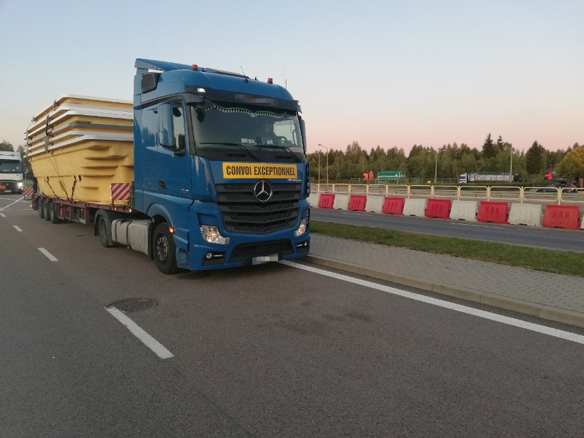 Budzisko. Baseny ogrodowe były za dużym ładunkiem dla TiR-a. Funkcjonariusze WITD odkryli nieprawidłowości podczas kontroli [ZDJĘCIA]