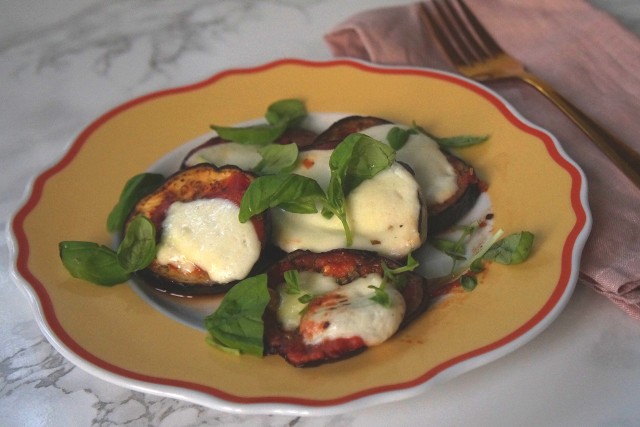 Bakłażan z piekarnika z dodatkiem sosu pomidorowego i mozzarelli to znakomite niskokaloryczne danie na lekki obiad.