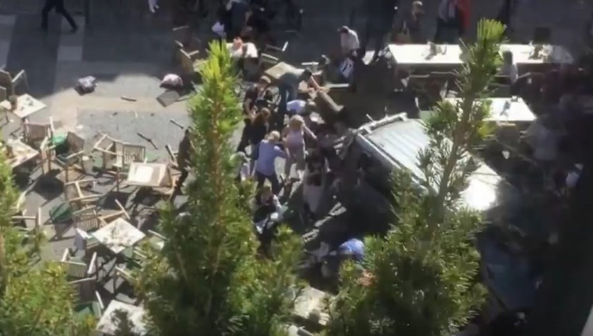 Atak terrorystyczny w Niemczech 7.04.2018. W Munster zamachowiec wjechał ciężarówką w tłum turystów. Nie żyją cztery osoby (wideo)