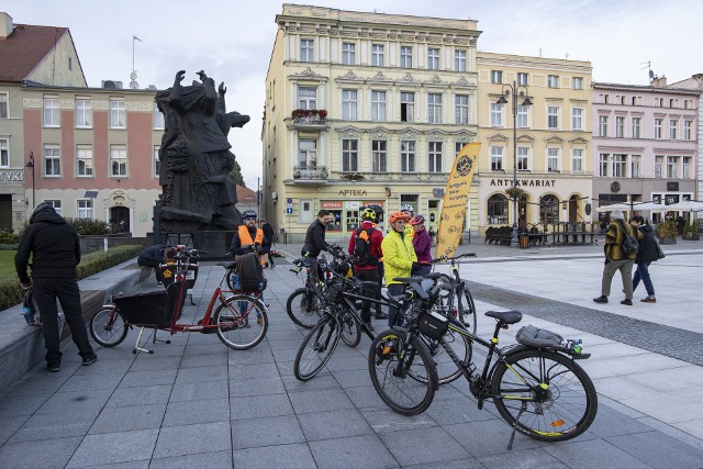 W piątek (30.09) rowerzyści z Bydgoskiej Masy Krytycznej przejechali ze Śródmieścia Bydgoszczy do Fordonu, zaznaczając swoją obecność na fordońskich blokowiskach.
