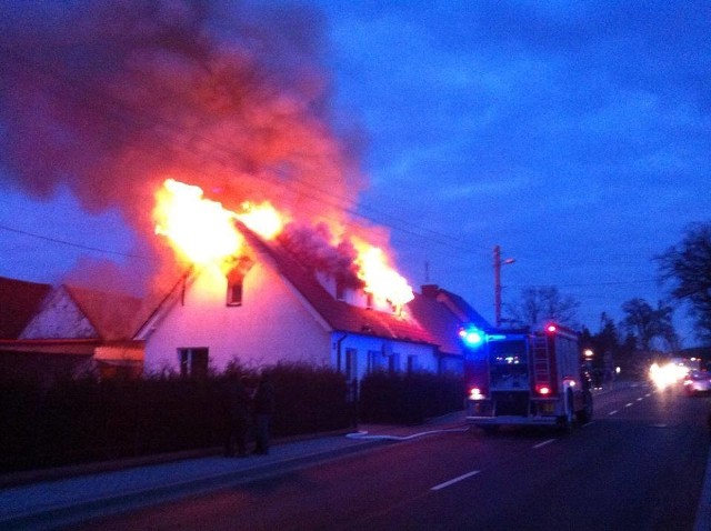 Ogień pojawił się na dachu domu jednorodzinnego przy ul. Słowiańskiej po godzinie 7. Szybko rozprzestrzenił się na całe poddasze.