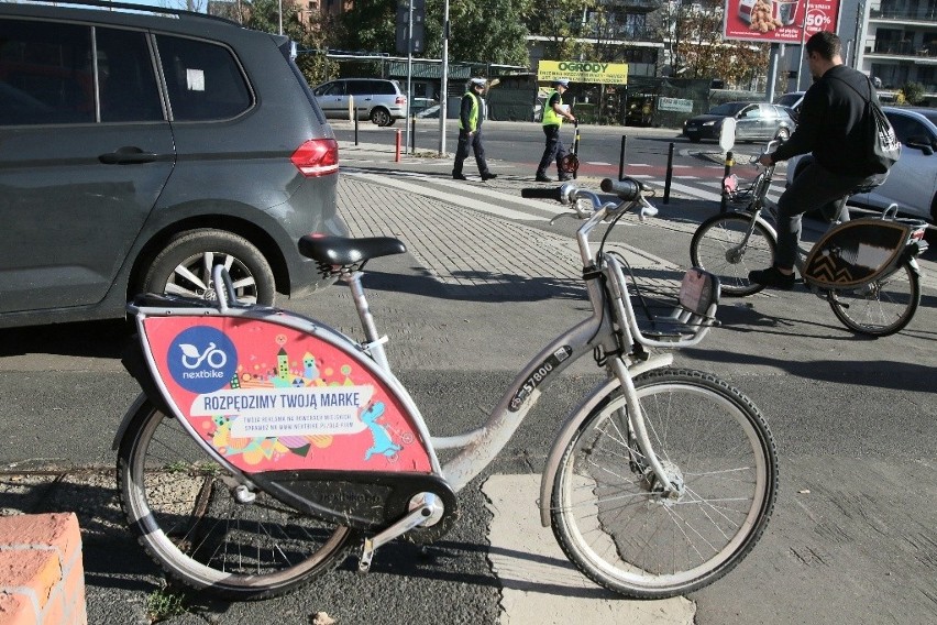 Wypadek rowerzystki we Wrocławiu. Kobieta została potrącona...