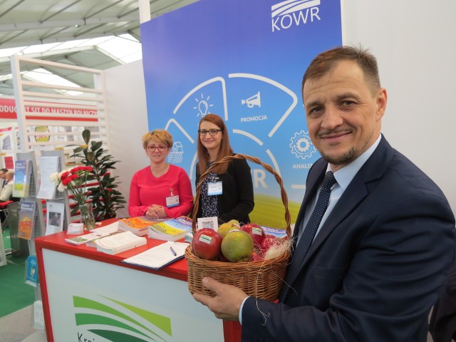 Jacek Toś, dyrektor oddziału terenowego Krajowego Ośrodka Wsparcia Rolnictwa w Kielcach promował, także za pomocą jabłek i gruszek, aplikację Polska Smakuje.