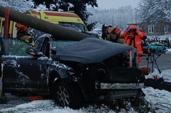 Wypadek w Rzekuniu. Kierowca ściął słup energetyczny, który spadł na maskę samochodu