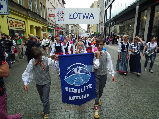 Tak podczas festiwalowej parady prezentował się zespół Vizbulite z Łotwy