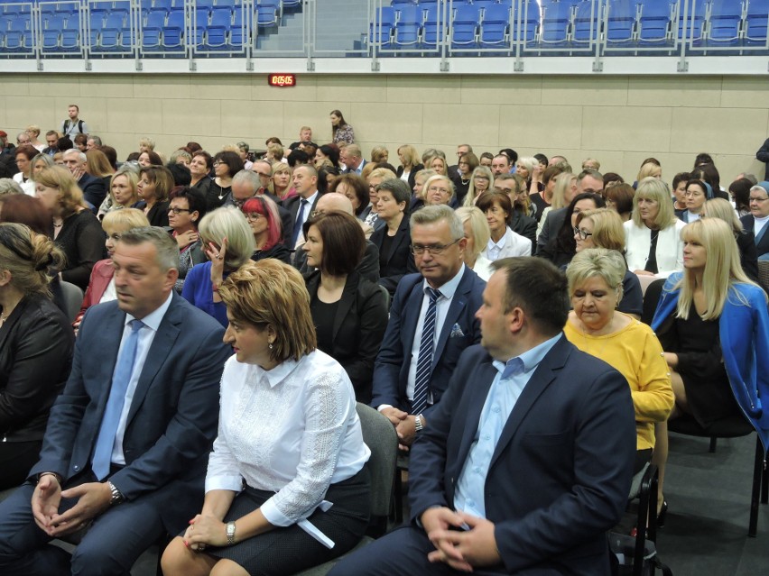 Ostrów Mazowiecka. Dzień Edukacji Narodowej: odznaczenia i nagrody dla najlepszych z subregionu [ZDJĘCIA, WIDEO]