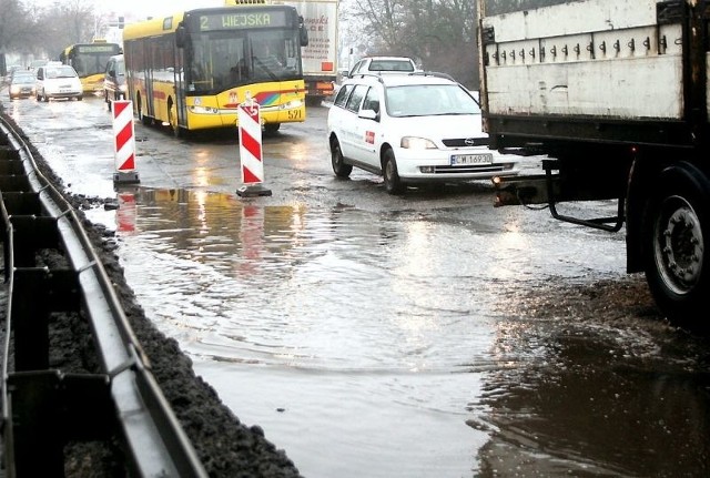 Jak głębokie są wyrwy w tej jezdni? W kałuży nie widać.