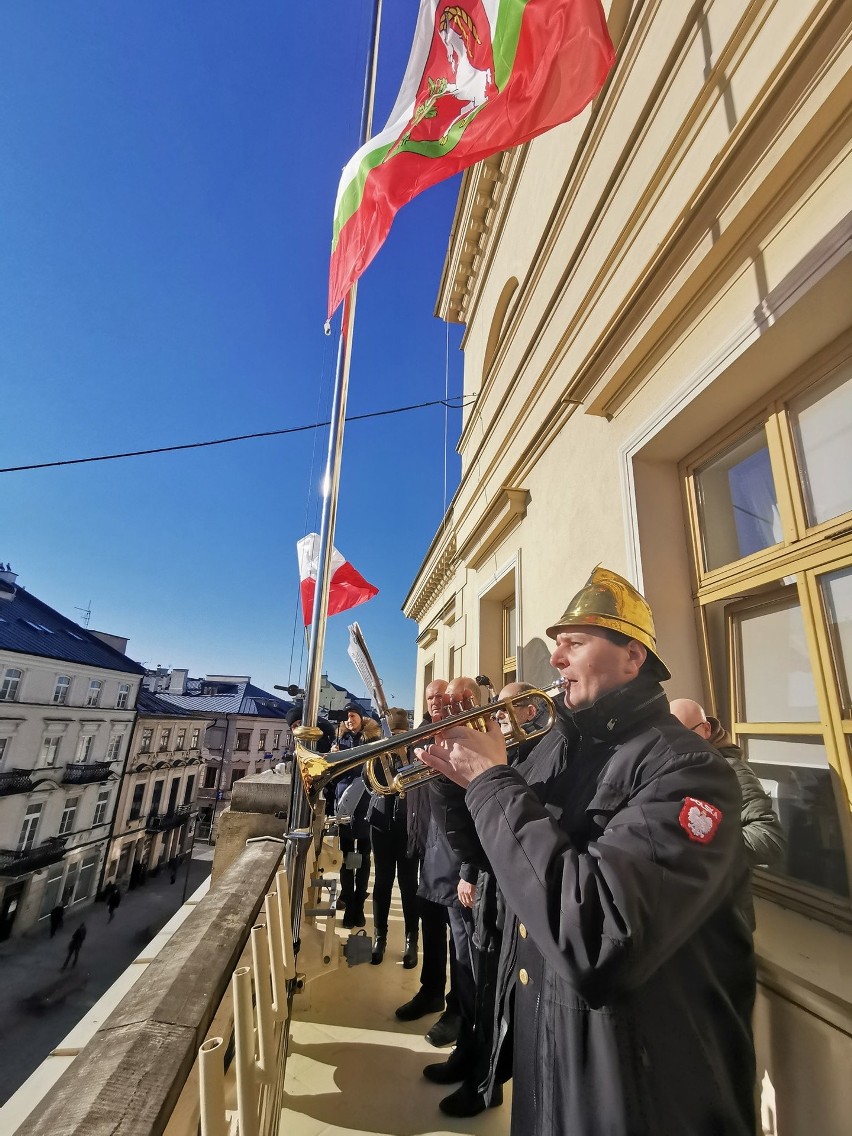 Pożegnanie Romualda Lipko. Flaga na balkonie ratusza opuszczona do połowy masztu