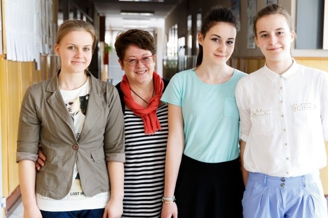 Dziewczyny są przedsiębiorcze, bo inwestują w swój rozwój &#8211; mówi nauczycielka Bożena Lange-Kuczyńska (druga z lewej). Obok niej po lewej: Marzena Marcińczyk, po prawej: Daria i Natalia Bojko.
