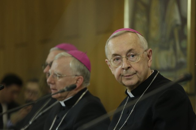 Arcybiskup Stanisław Gądecki wskazuje, że ponieważ istnieje wiele dróg przenoszenia się koronawirusa, księża biskupi powinni przekazać wiernym informację o możliwości przyjmowania na ten czas Komunii Świętej duchowej lub na rękę