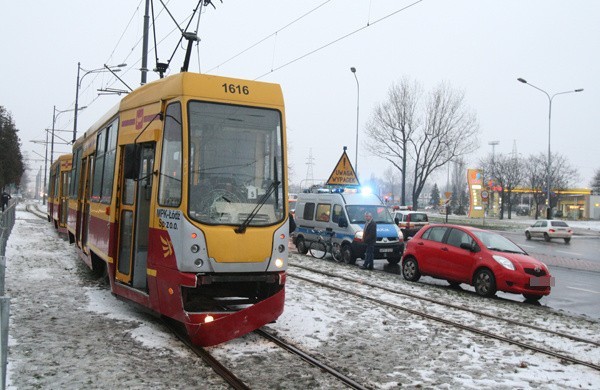 Rowerzystka wjechała pod tramwaj  przy Limanowskiego. Nie ustąpiła pierwszeństwa [zdjęcia]