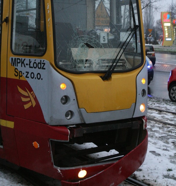 Rowerzystka wjechała pod tramwaj  przy Limanowskiego. Nie ustąpiła pierwszeństwa [zdjęcia]