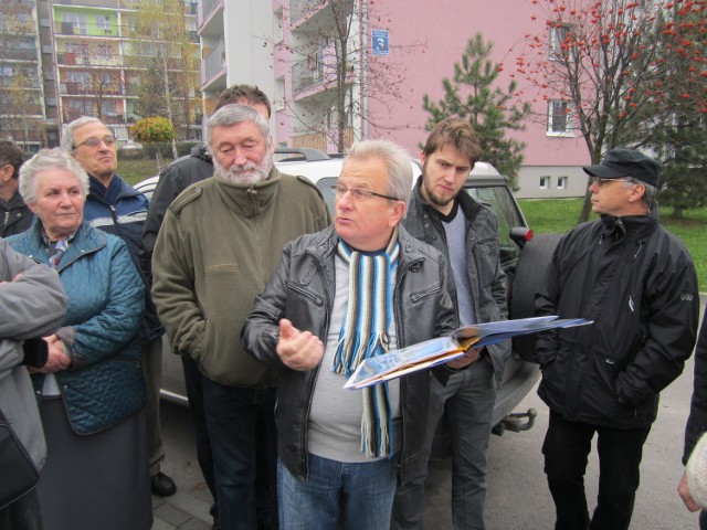 Janusz de Lorme reprezentuje grupę mieszkańców, którzy są przeciwni budowaniu parkingu na miejscu boiska sportowego