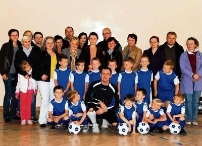 Młodzi piłkarze ze szkółki oraz wspierający ich pasję rodzice FOT. ARCHIWUM ORKANA SZCZYRZYC