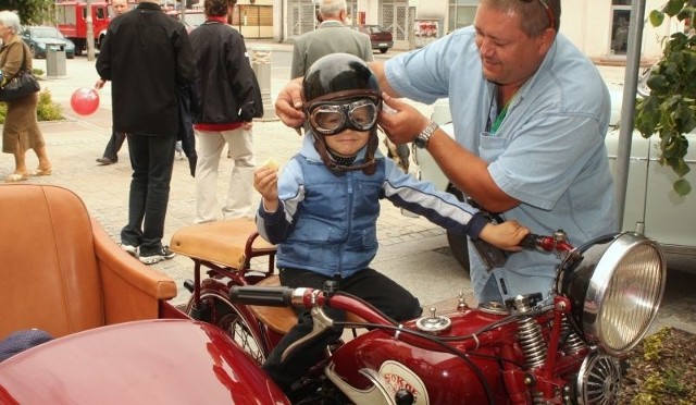 Tomasz Królak z kieleckiej drogówki zabrał swojego syna Michała na wystawę zabytkowych aut. Młodemu człowiekowi do gustu najbardziej przypadł jednak motor.