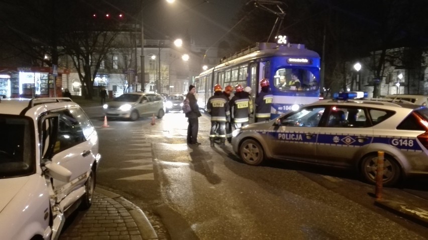 Kraków. Wypadek na ul. Westerplatte, są ranni [ZDJĘCIA, WIDEO]