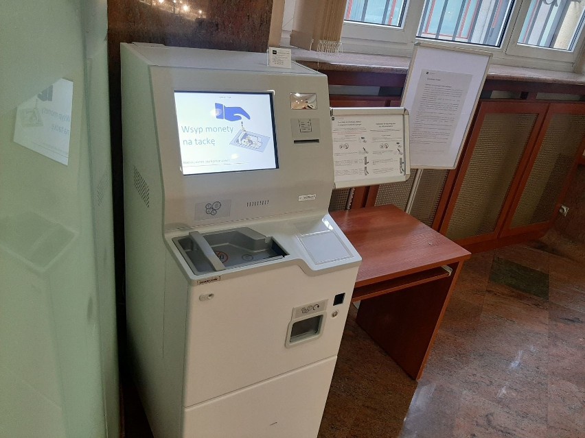 Z automatu można korzystać w oddziale NBP przy ul. Ofiar...