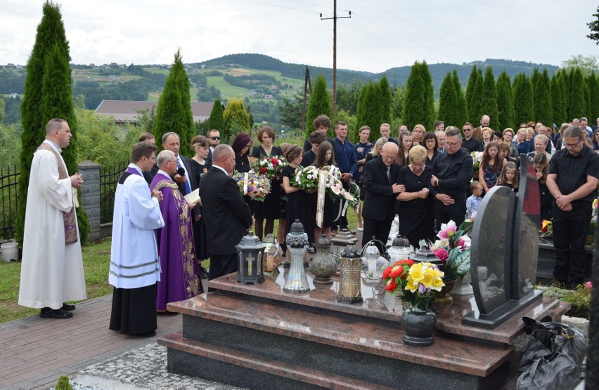 Trzetrzewina. Sądeczanie pożegnali Monikę Kowalczyk, znaną sądecką dziennikarkę [ZDJĘCIA]