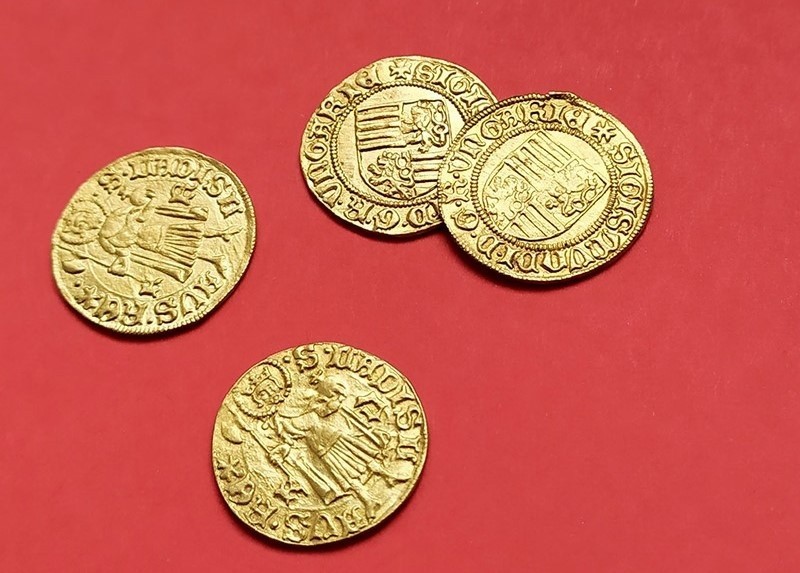 Pierwszy skarb liczy blisko 40 monet, w tym kilka złotych z...