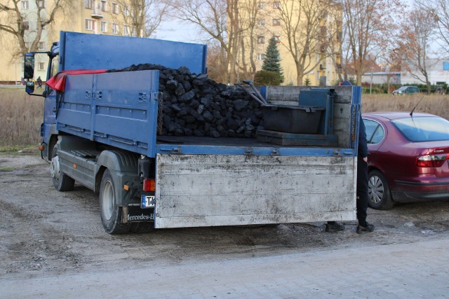 Przede wszystkim ubrania, ale także węgiel, produkty spożywcze, gospodarcze, sprzedawano na targowisku w Przysusze, na pierwszym targu w 2023 roku.