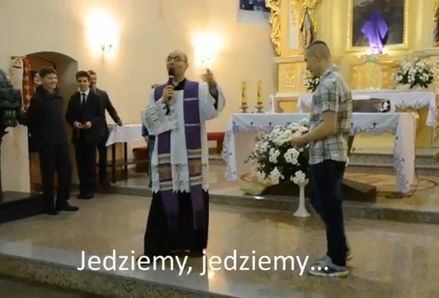 Ksiądz Marek Januchowski rapuje z Waldkiem Sikorą.