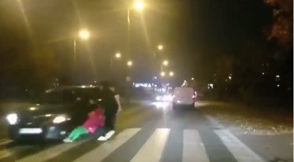 Samochód niemal  potrącił dziecko na pasach w Gdańsku