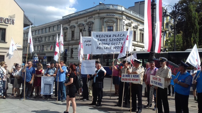 Kraków. Protest pracowników Wód Polskich. Domagają się obiecanych przez rząd podwyżek