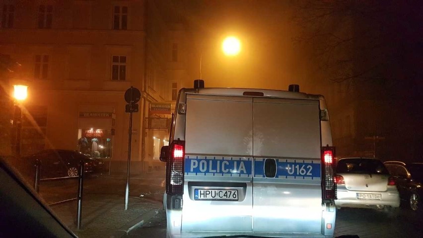 Nocą 15 lutego radiowóz policyjny zaparkował tuż obok znaku...