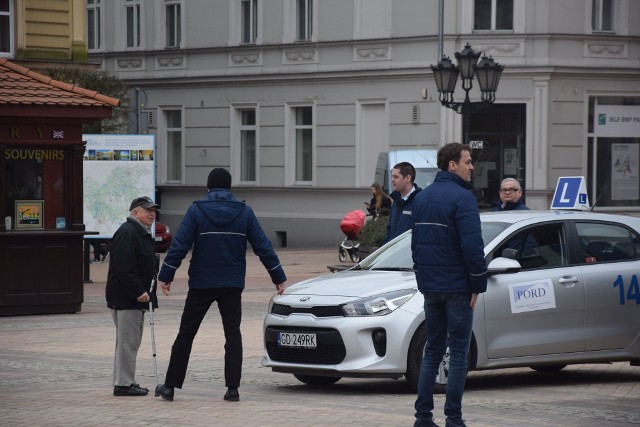 Egzaminatorzy w Pomorskiego Ośrodka Ruchu Drogowego w Gdańsku podczas wyjazdu szkoleniowego w Chojnicach