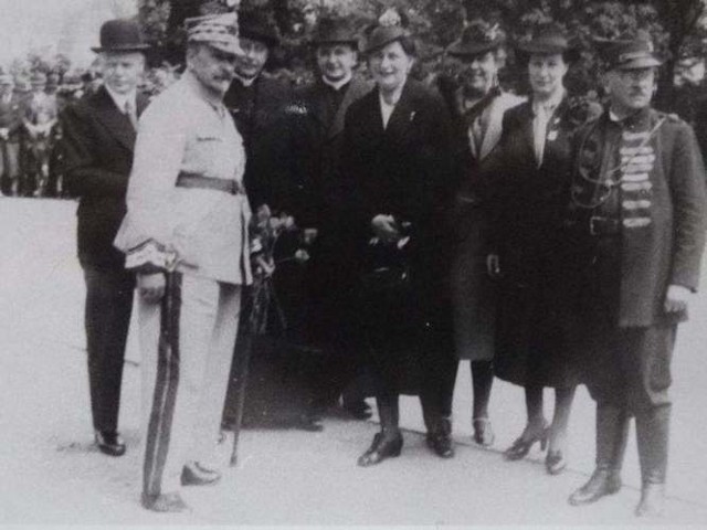 Prawdopodobnie 1936 r, wizyta gen. Józefa Hallera w Bydgoszczy. Czwarta z prawej (wysunięta do przodu) stoi Wanda Górska.