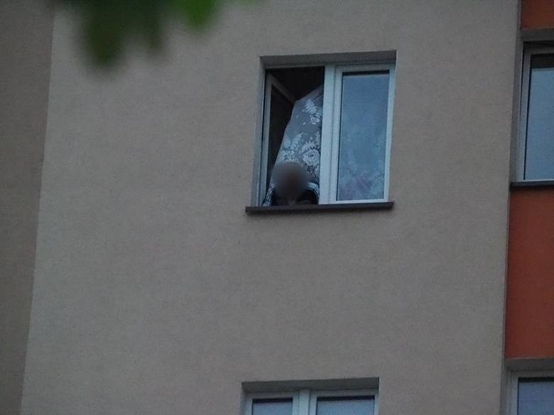 Tragedia w wieżowcu przy Władysława IV w Koszalinie. Dzieci wypadły z okna na 9 piętrze, nie żyją