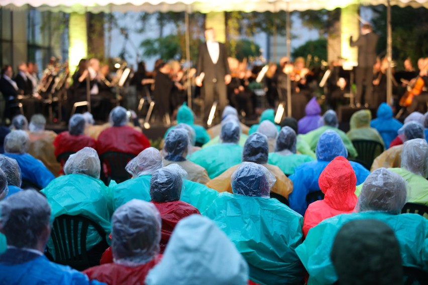 Opera Krakowska znowu wyszła w plener. Tym razem jej soliści i orkiestra wystąpili w Ogrodzie Botanicznym 