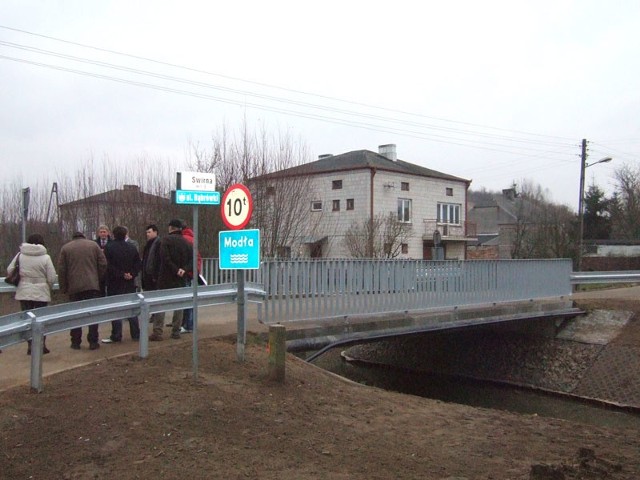 Nowy most na ulicy Dąbrówka jest na tyle wysoki, by nie blokować przepływu wody.