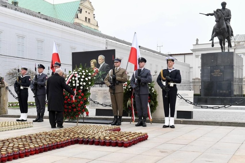 Apel Pamięci przed Pałacem Prezydenckim. Obchody 13. rocznicy katastrofy smoleńskiej z udziałem najważniejszych polityków