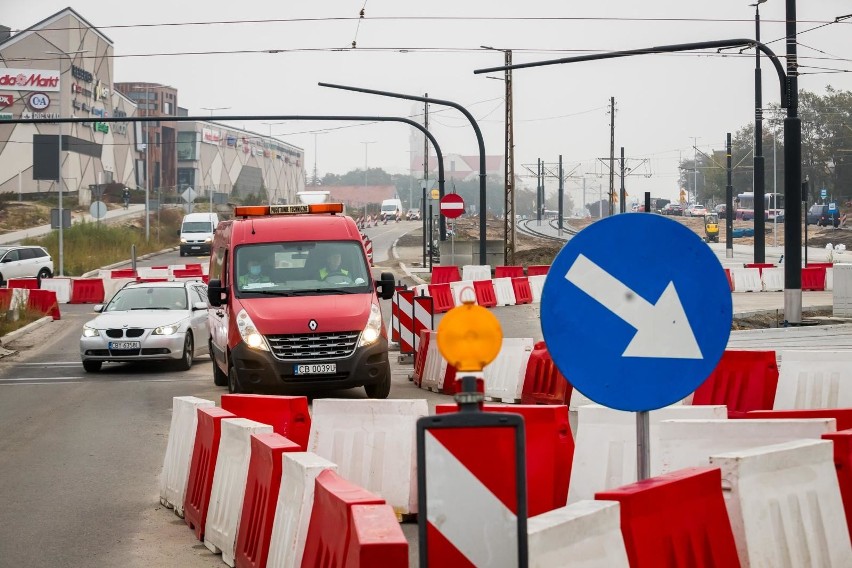 Na rondzie Kujawskim (przy centrum handlowym) w miejscu...